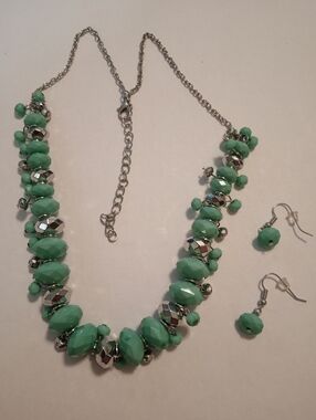 #1177.  Sea Foam Green Acrylic & Silver Toned Necklace & Earring Set